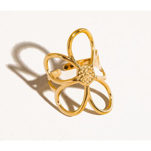 Elegant Gold Flower Ring - Picture 2 of 3
